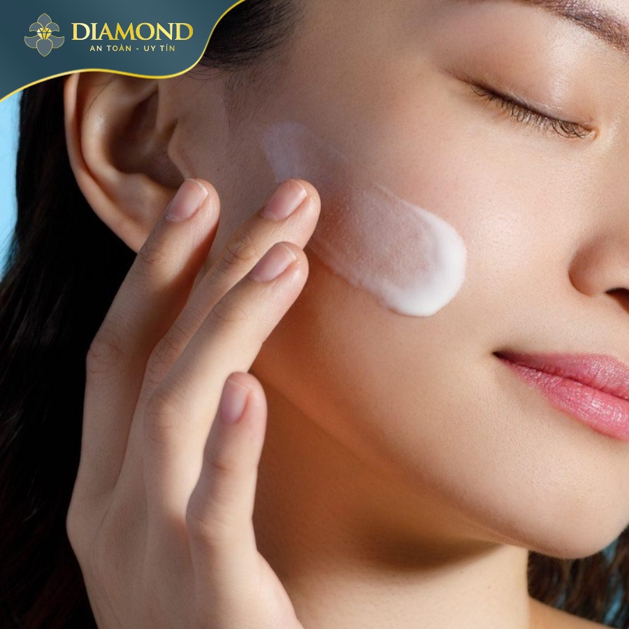 Thoa kem chống nắng trong mùa lạnh là cần thiết để bảo vệ da và ngăn ngừa nám