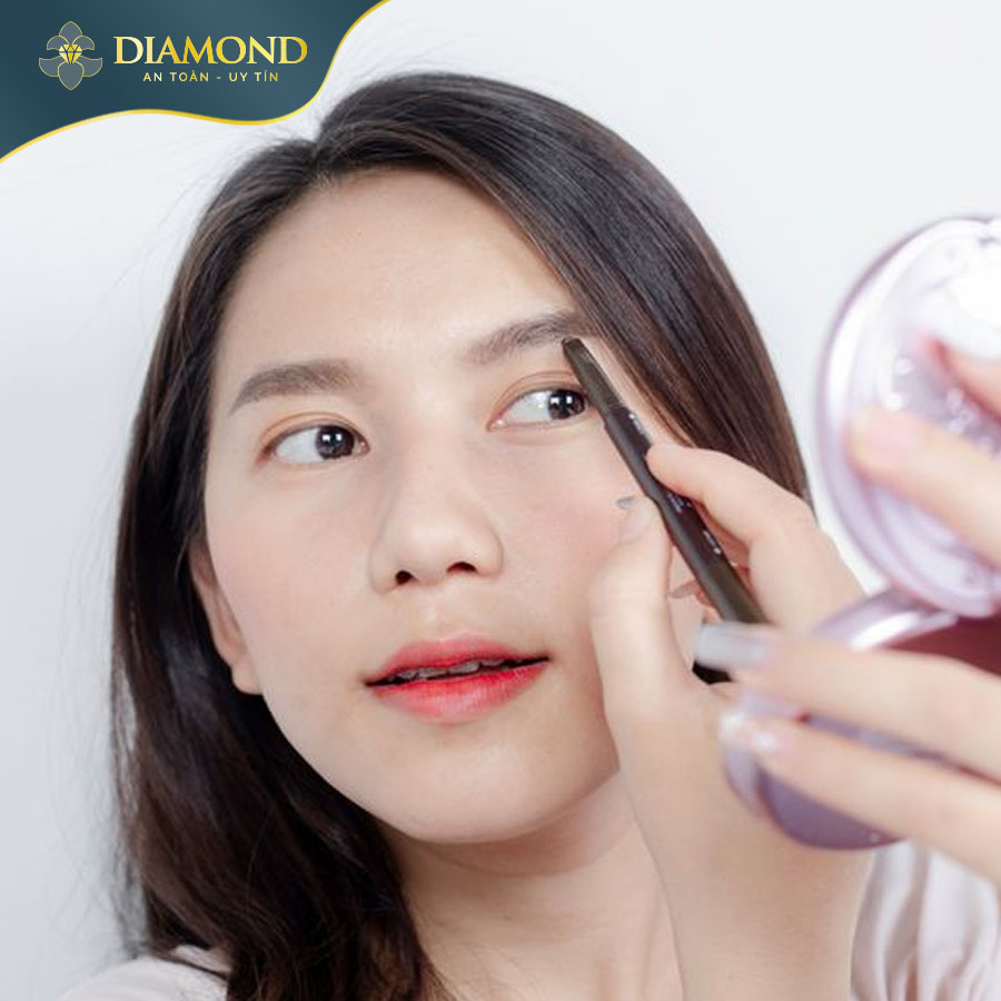 Mất nhiều thời gian để kẻ chân mày mỗi ngày nhưng vẫn không đạt được dáng mày như ý, khiến chị em luôn cảm thấy thiếu tự tin.